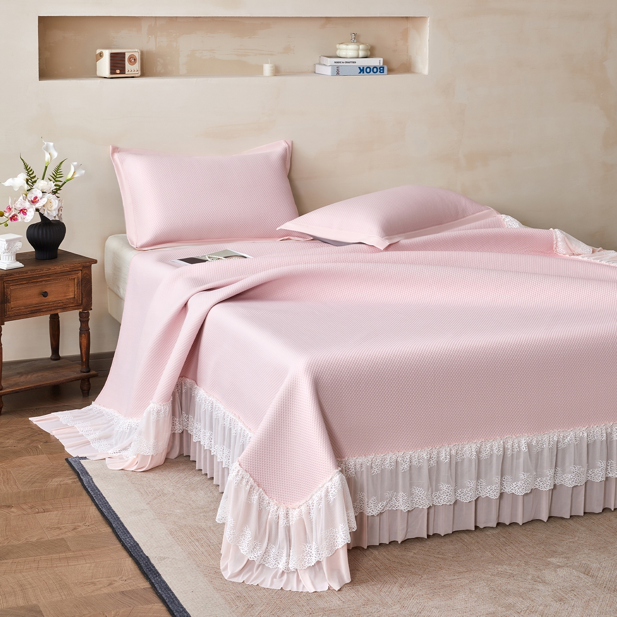 91家纺网 家纺一手货源 找家纺 瑞禾家纺 2026新款A类凉感豆豆床裙款凉席三件套-系列四 柔粉星絮