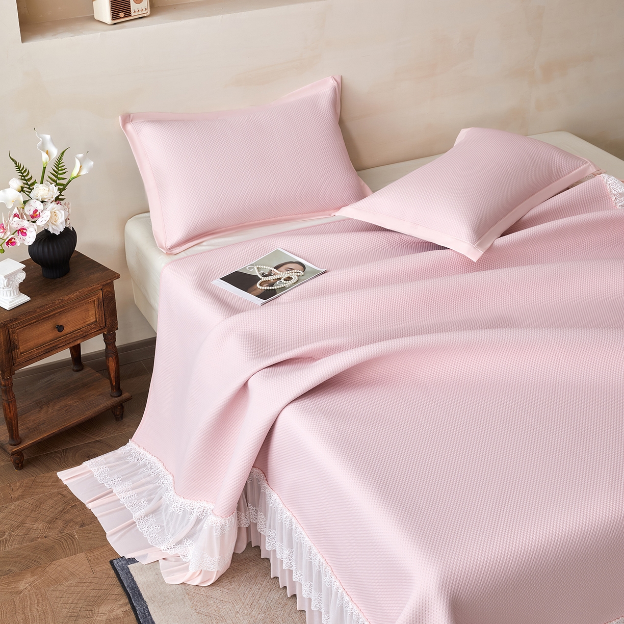 91家纺网 家纺一手货源 找家纺 瑞禾家纺 2026新款A类凉感豆豆床裙款凉席三件套-系列四 柔粉星絮