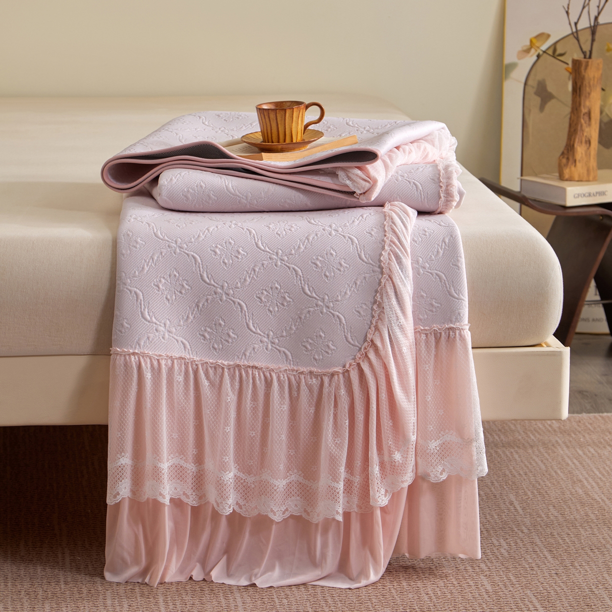 91家纺网 家纺一手货源 找家纺 瑞禾家纺 2026新款A类凉感豆豆床裙款凉席三件套-系列二 浅粉鎏纹