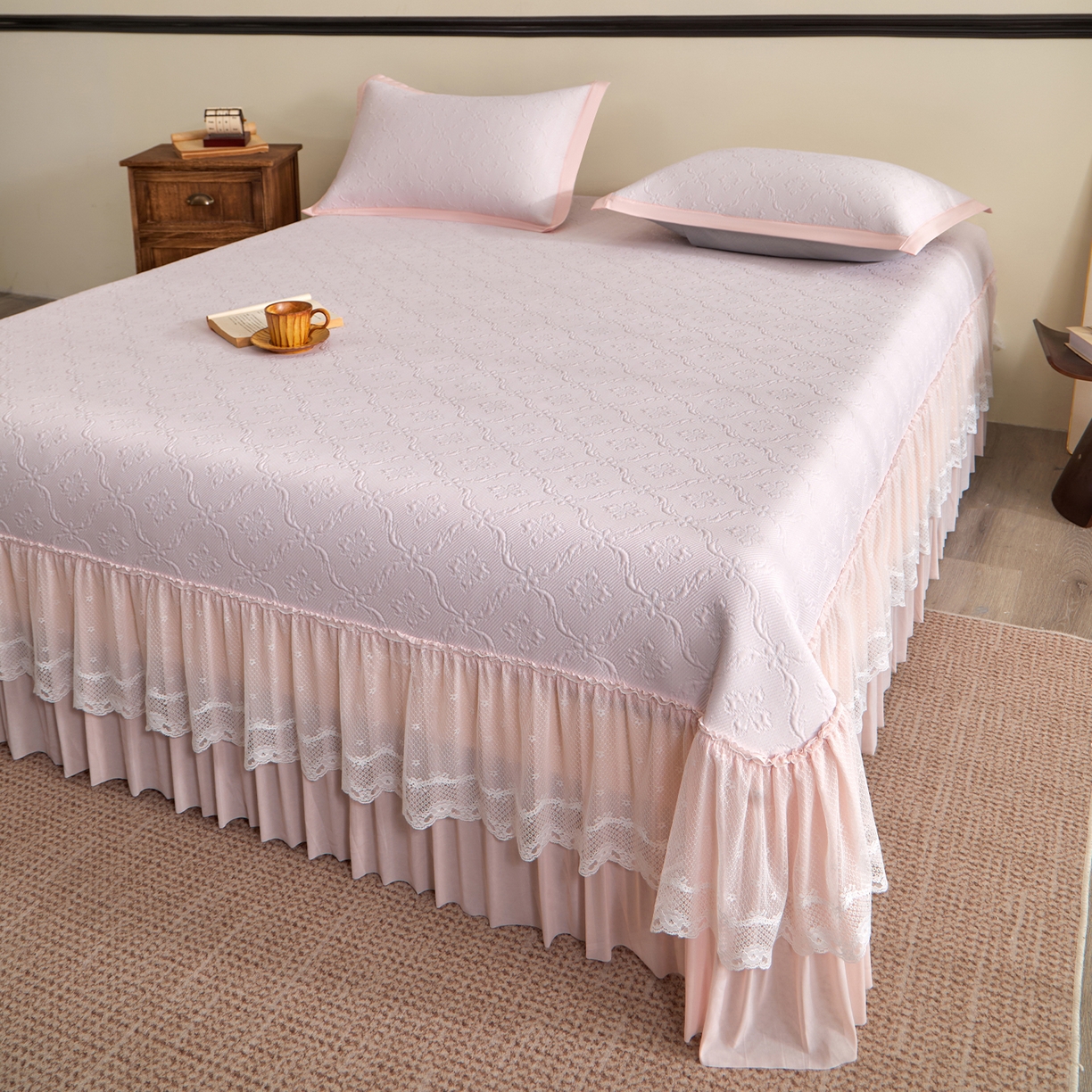 91家纺网 家纺一手货源 找家纺 瑞禾家纺 2026新款A类凉感豆豆床裙款凉席三件套-系列二 浅粉鎏纹