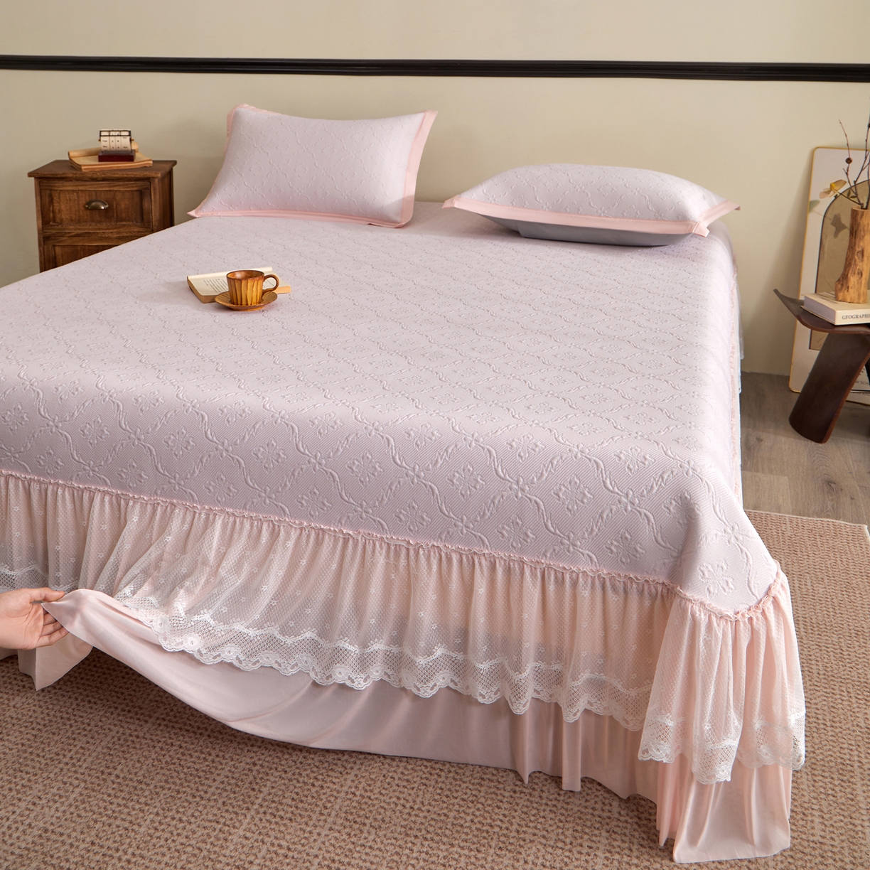 91家纺网 家纺一手货源 找家纺 瑞禾家纺 2026新款A类凉感豆豆床裙款凉席三件套-系列二 浅粉鎏纹