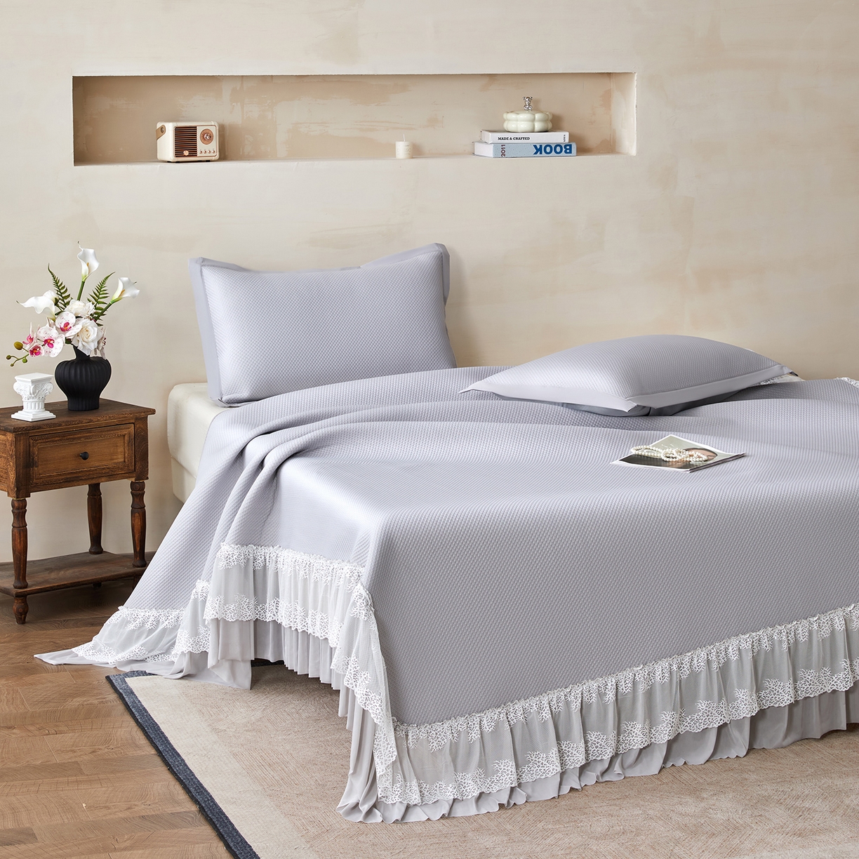 91家纺网 家纺一手货源 找家纺 瑞禾家纺 2026新款A类凉感豆豆床裙款凉席三件套-系列四 雾灰星絮