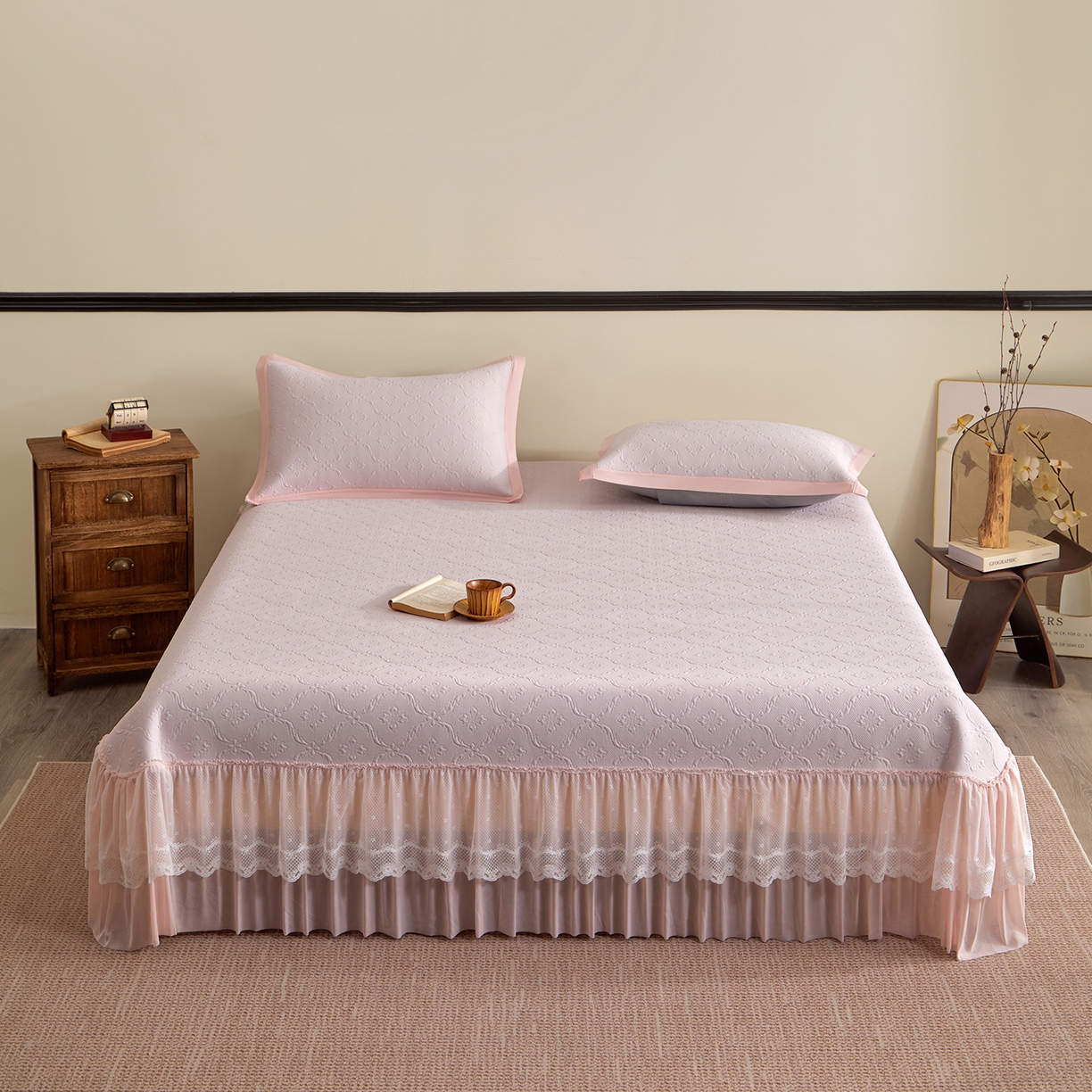 91家纺网 家纺一手货源 找家纺 瑞禾家纺 2026新款A类凉感豆豆床裙款凉席三件套-系列二 浅粉鎏纹