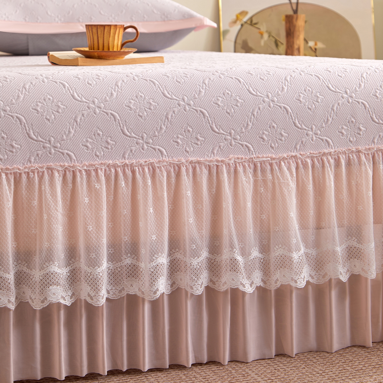 91家纺网 家纺一手货源 找家纺 瑞禾家纺 2026新款A类凉感豆豆床裙款凉席三件套-系列二 浅粉鎏纹