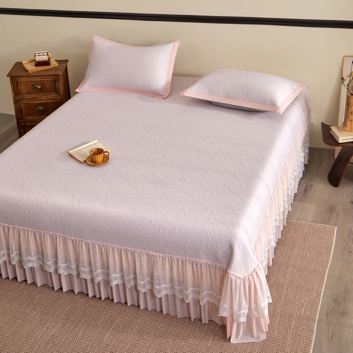 91家纺网 家纺一手货源 找家纺 瑞禾家纺 2026新款A类凉感豆豆床裙款凉席三件套-系列二 浅粉鎏纹