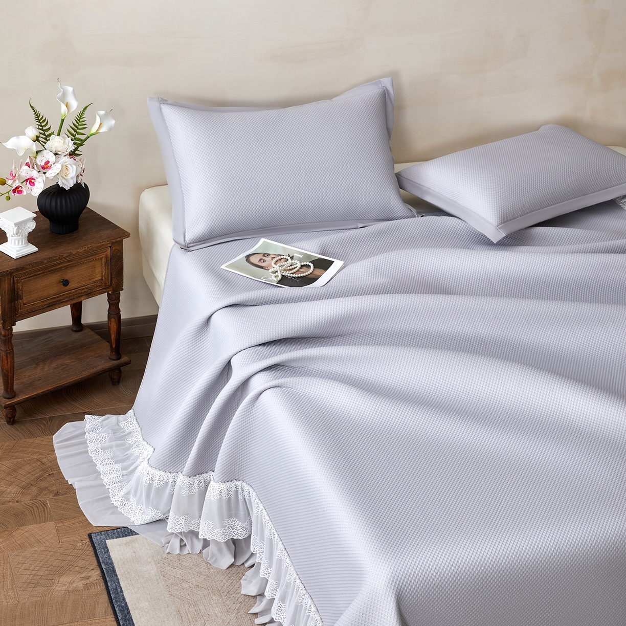 91家纺网 家纺一手货源 找家纺 瑞禾家纺 2026新款A类凉感豆豆床裙款凉席三件套-系列四 雾灰星絮