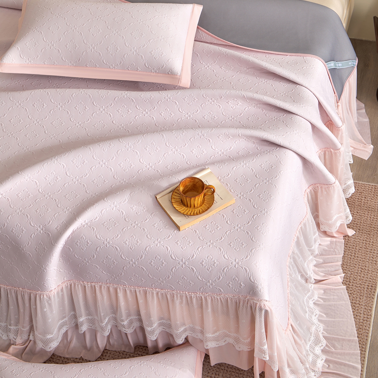 91家纺网 家纺一手货源 找家纺 瑞禾家纺 2026新款A类凉感豆豆床裙款凉席三件套-系列二 浅粉鎏纹