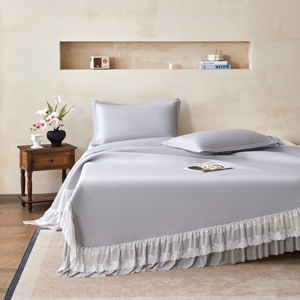 91家纺网 家纺一手货源 找家纺 瑞禾家纺 2026新款A类凉感豆豆床裙款凉席三件套-系列四 雾灰星絮