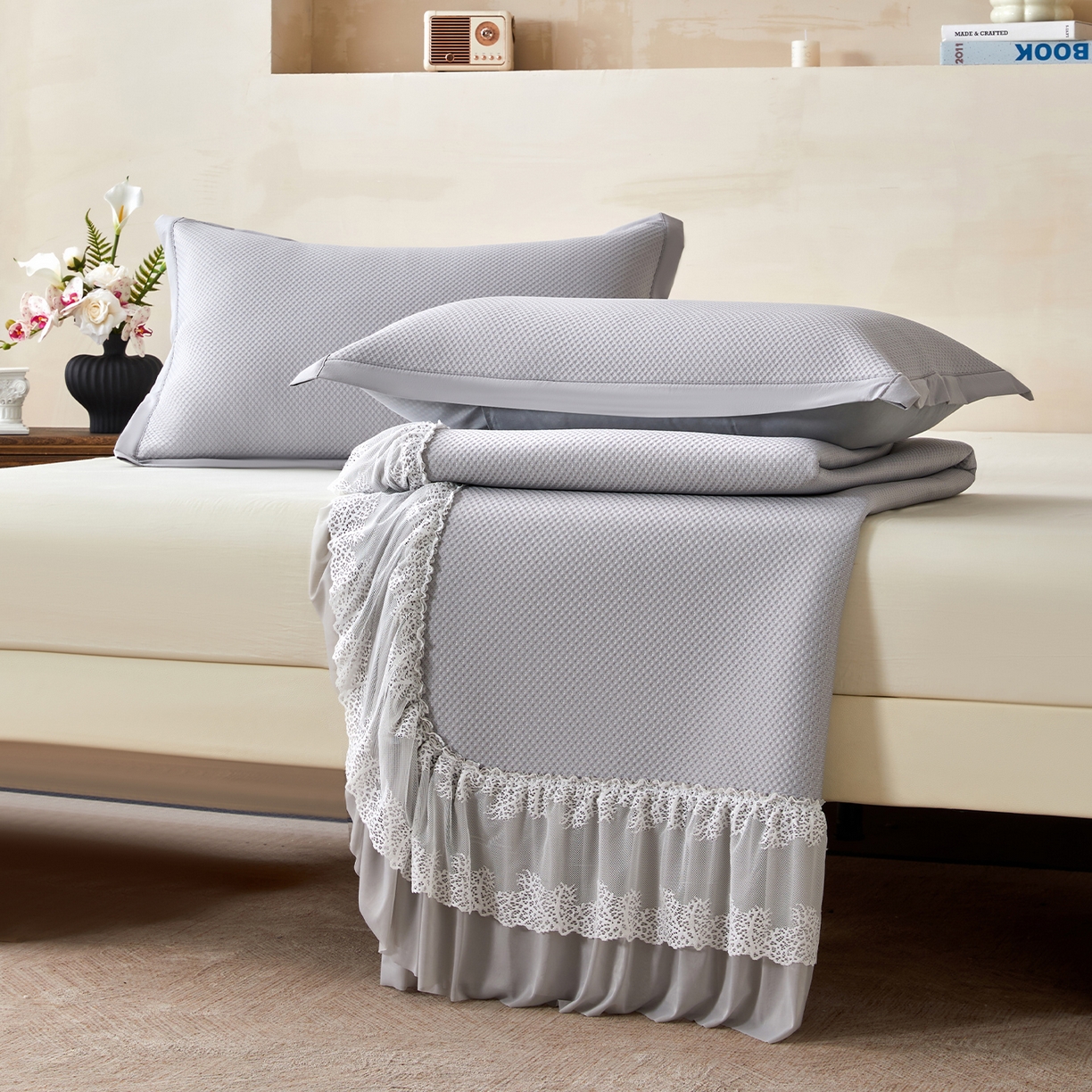 91家纺网 家纺一手货源 找家纺 瑞禾家纺 2026新款A类凉感豆豆床裙款凉席三件套-系列四 雾灰星絮