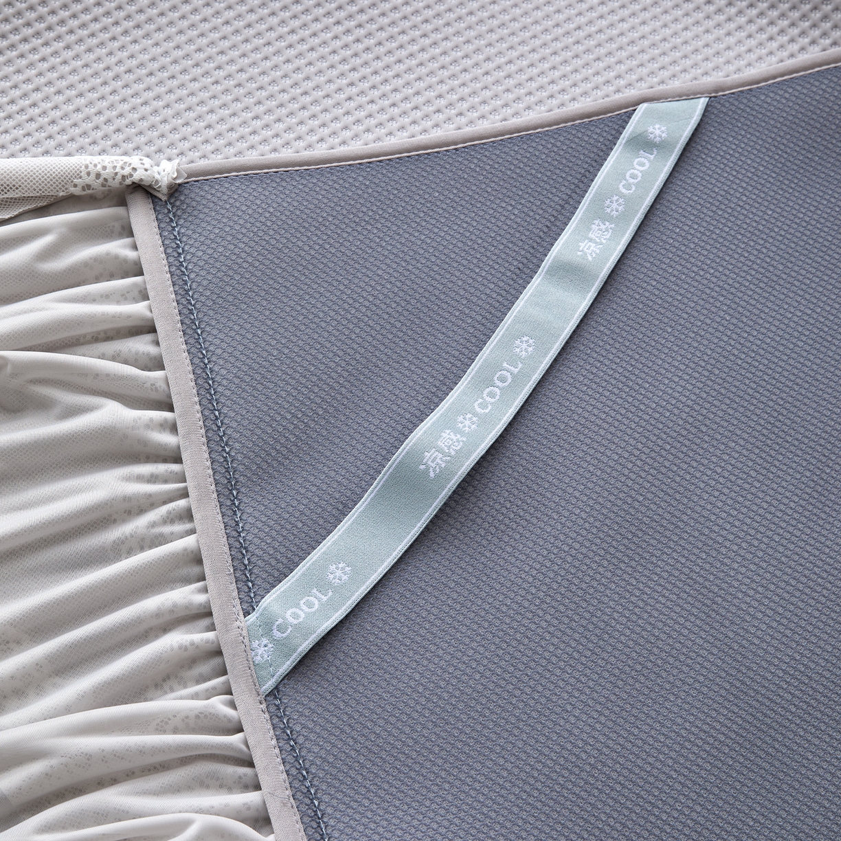 91家纺网 家纺一手货源 找家纺 瑞禾家纺 2026新款A类凉感豆豆床裙款凉席三件套-系列四 雾灰星絮