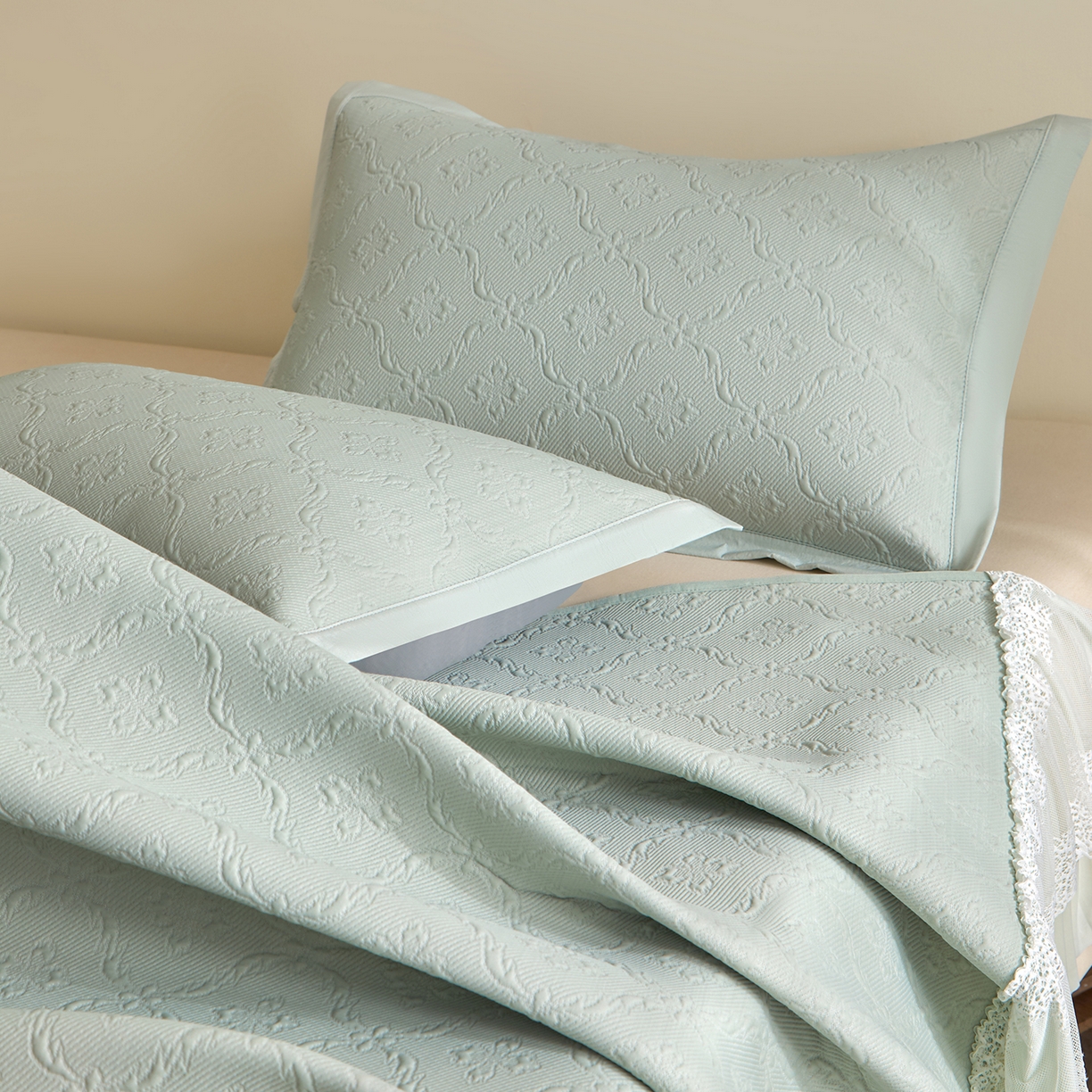 91家纺网 家纺一手货源 找家纺 瑞禾家纺 2026新款A类凉感豆豆床裙款凉席三件套-系列二 青柠鎏纹