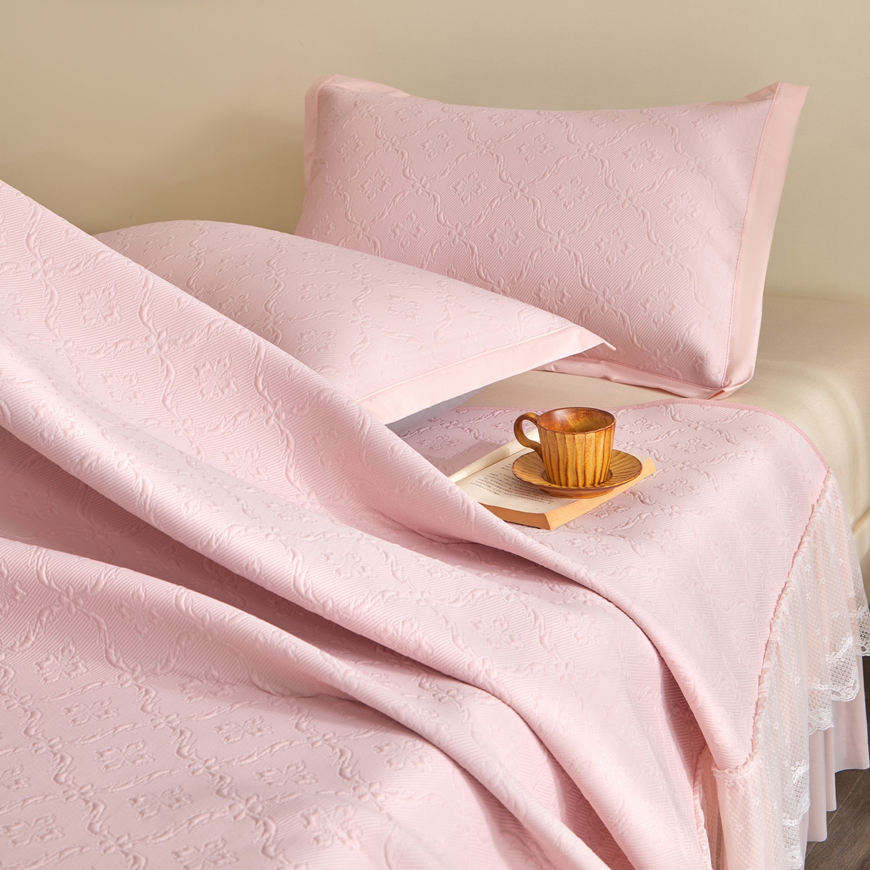 91家纺网 家纺一手货源 找家纺 瑞禾家纺 2026新款A类凉感豆豆床裙款凉席三件套-系列二 柔粉鎏纹