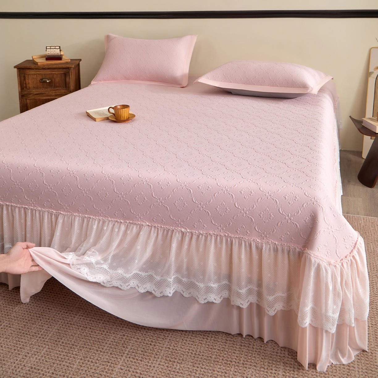 91家纺网 家纺一手货源 找家纺 瑞禾家纺 2026新款A类凉感豆豆床裙款凉席三件套-系列二 柔粉鎏纹