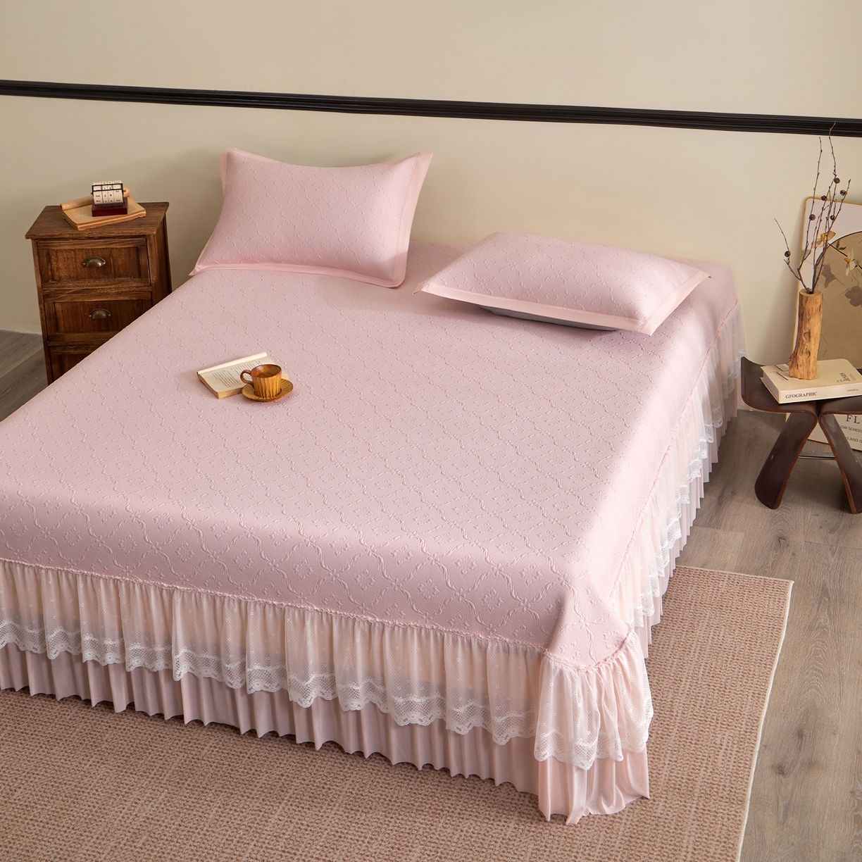 91家纺网 家纺一手货源 找家纺 瑞禾家纺 2026新款A类凉感豆豆床裙款凉席三件套-系列二 柔粉鎏纹