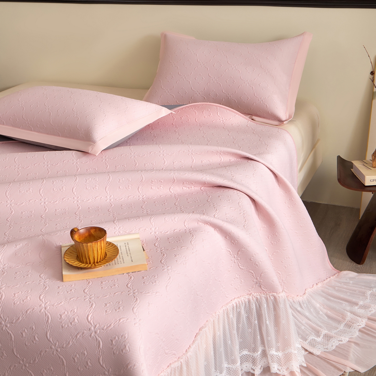 91家纺网 家纺一手货源 找家纺 瑞禾家纺 2026新款A类凉感豆豆床裙款凉席三件套-系列二 柔粉鎏纹