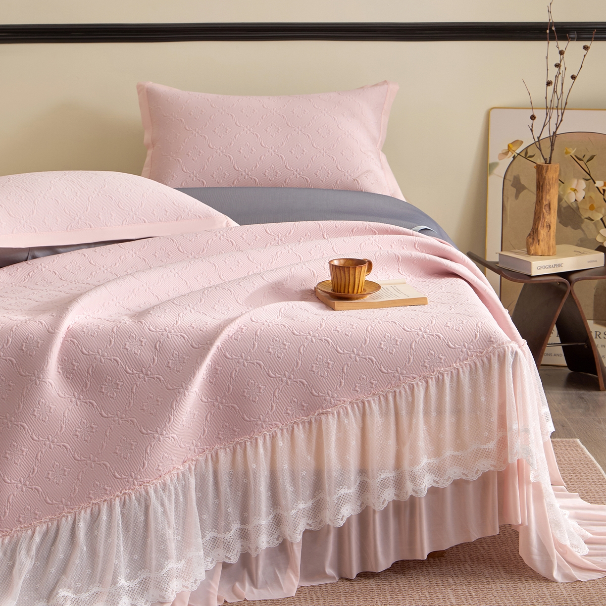 91家纺网 家纺一手货源 找家纺 瑞禾家纺 2026新款A类凉感豆豆床裙款凉席三件套-系列二 柔粉鎏纹