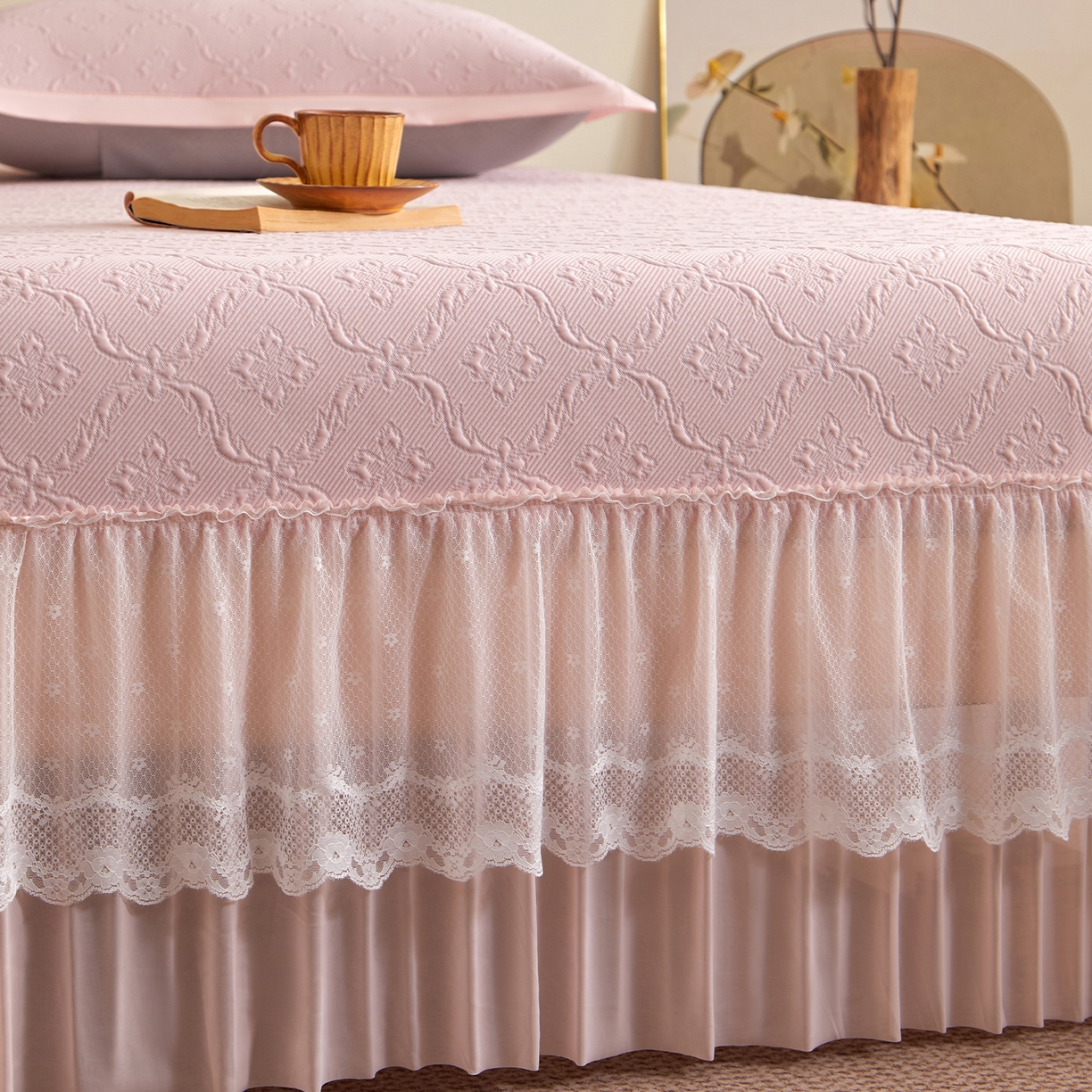 91家纺网 家纺一手货源 找家纺 瑞禾家纺 2026新款A类凉感豆豆床裙款凉席三件套-系列二 柔粉鎏纹