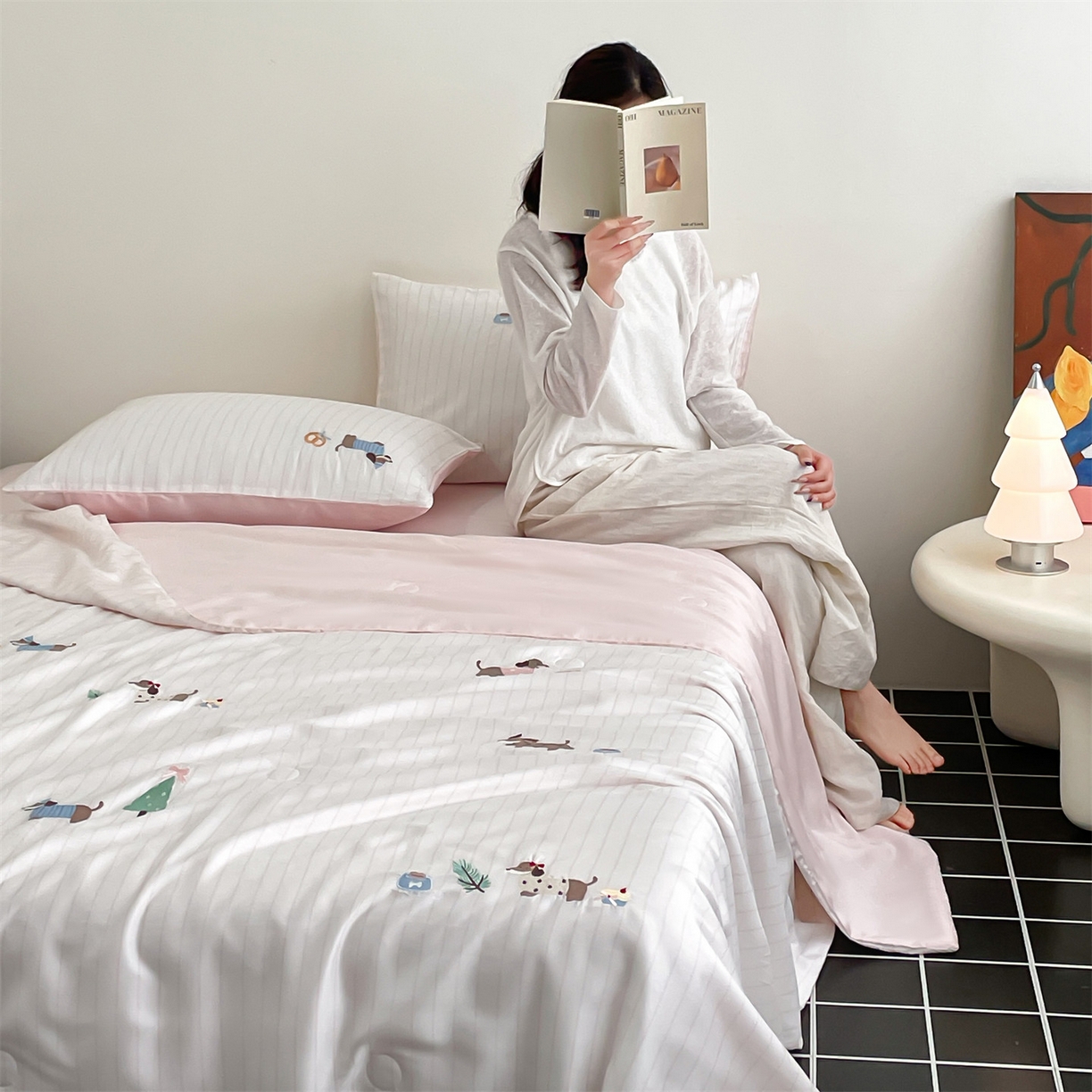 91家纺网 家纺一手货源 找家纺 （总）蓝米卡夫 2026夏季新款60S兰精天丝刺绣夏被夏凉被空调被四件套-达克斯腊肠犬