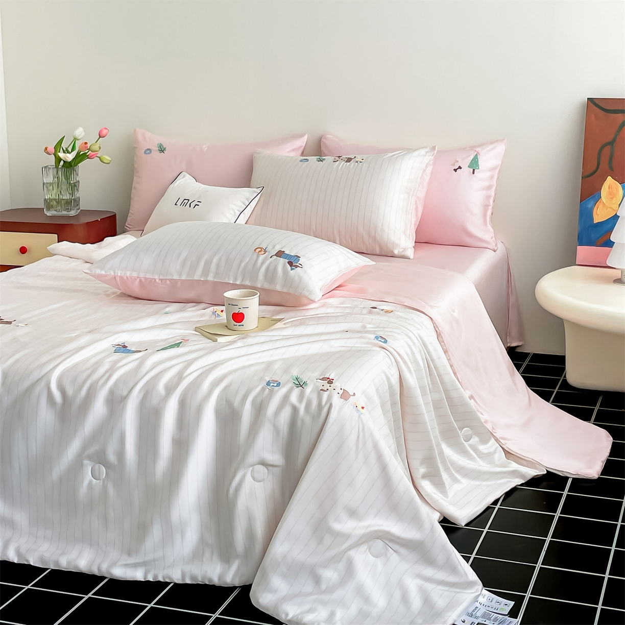 91家纺网 家纺一手货源 找家纺 （总）蓝米卡夫 2026夏季新款60S兰精天丝刺绣夏被夏凉被空调被四件套-达克斯腊肠犬