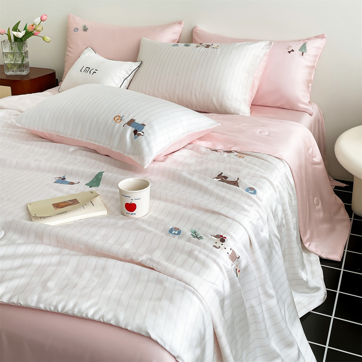 91家纺网 家纺一手货源 找家纺 （总）蓝米卡夫 2026夏季新款60S兰精天丝刺绣夏被夏凉被空调被四件套-达克斯腊肠犬