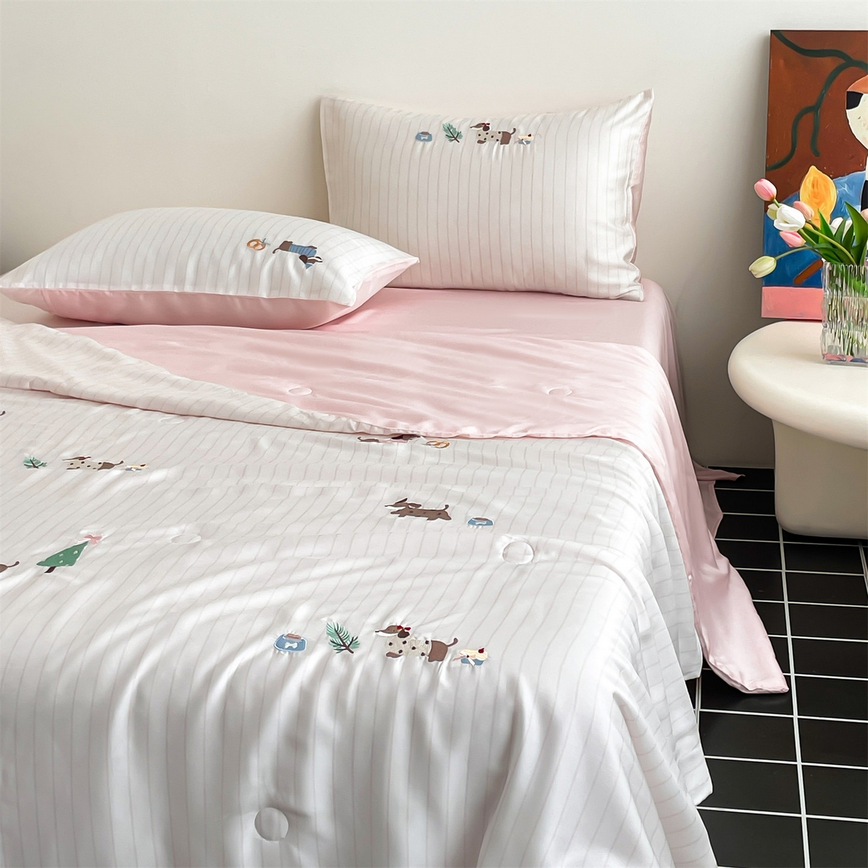 91家纺网 家纺一手货源 找家纺 （总）蓝米卡夫 2026夏季新款60S兰精天丝刺绣夏被夏凉被空调被四件套-达克斯腊肠犬