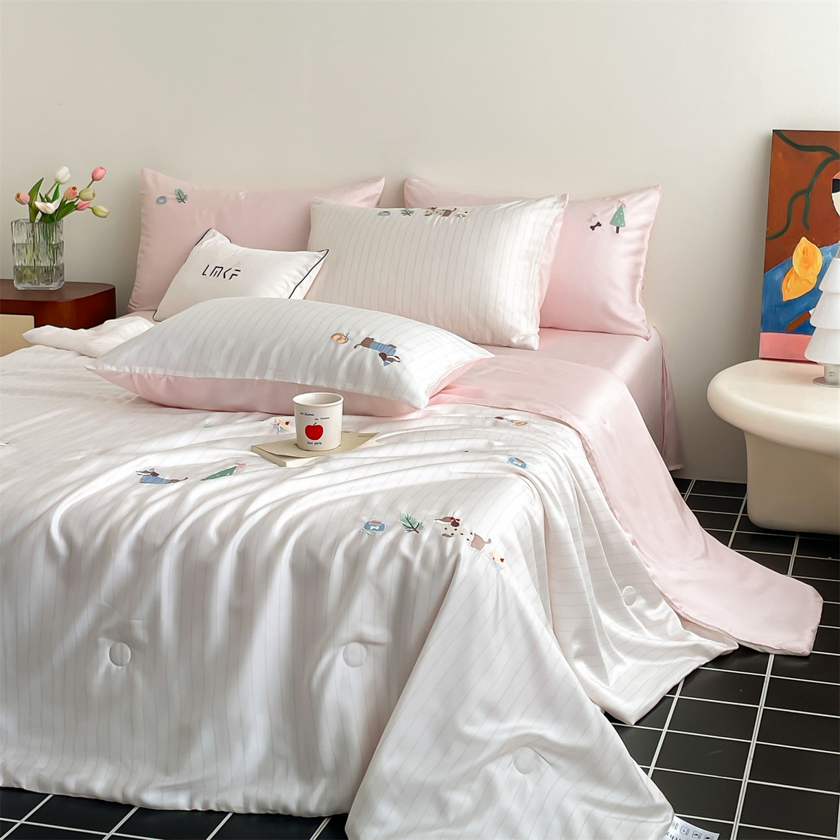 91家纺网 家纺一手货源 找家纺 （总）蓝米卡夫 2026夏季新款60S兰精天丝刺绣夏被夏凉被空调被四件套-达克斯腊肠犬