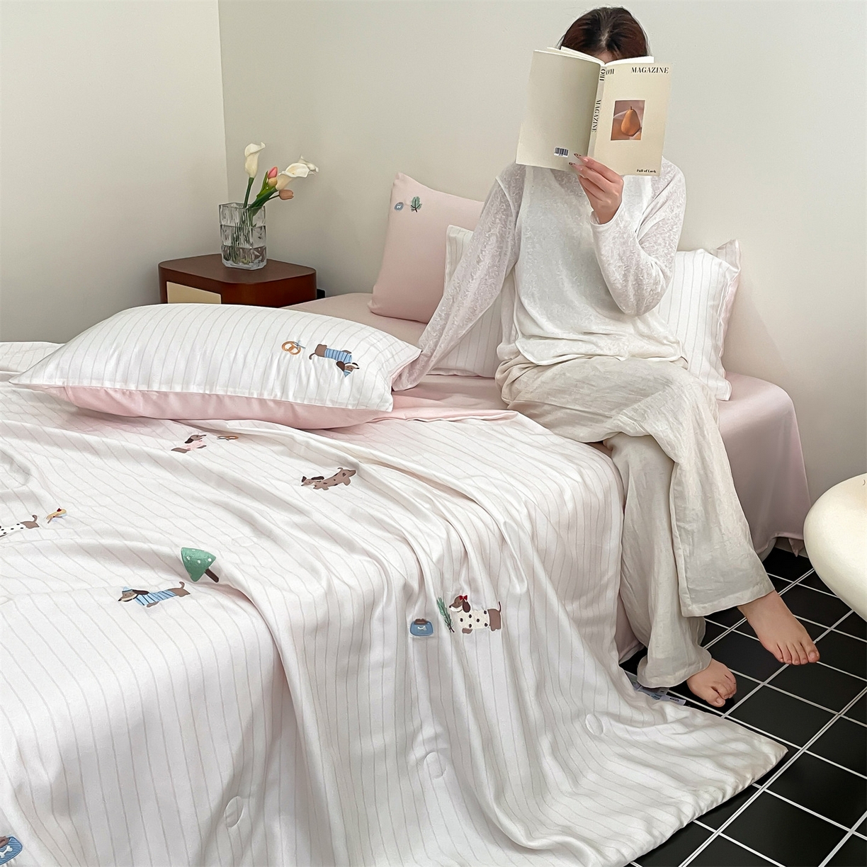 91家纺网 家纺一手货源 找家纺 （总）蓝米卡夫 2026夏季新款60S兰精天丝刺绣夏被夏凉被空调被四件套-达克斯腊肠犬