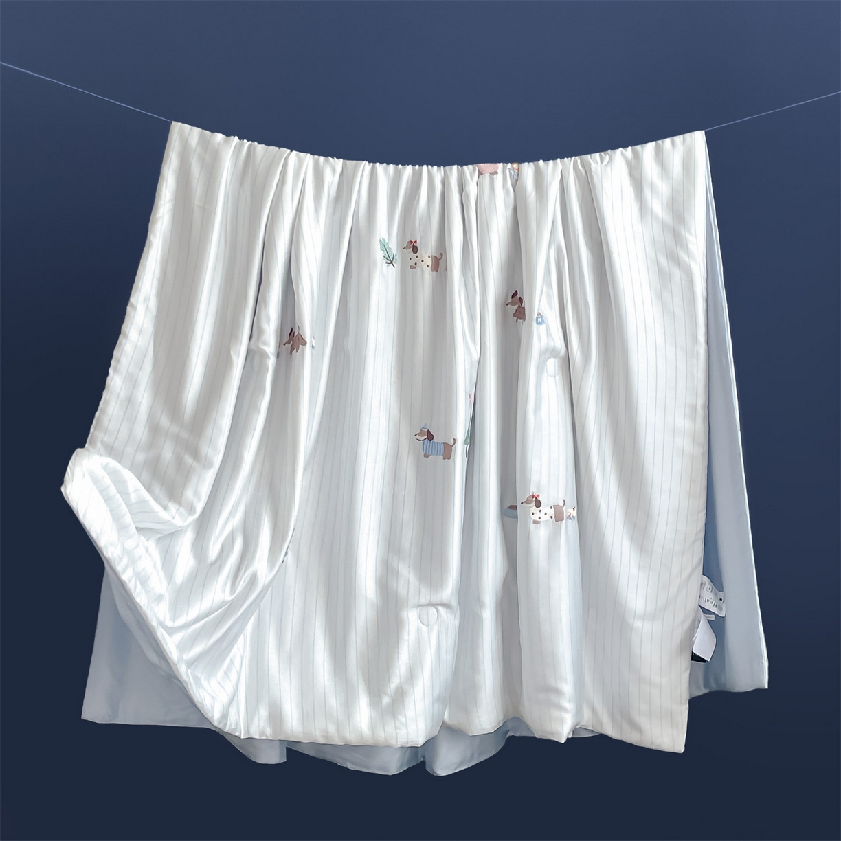 91家纺网 家纺一手货源 找家纺 蓝米卡夫 2026夏季新款60S兰精天丝刺绣夏被夏凉被空调被四件套-达克斯腊肠犬 腊肠犬-蓝