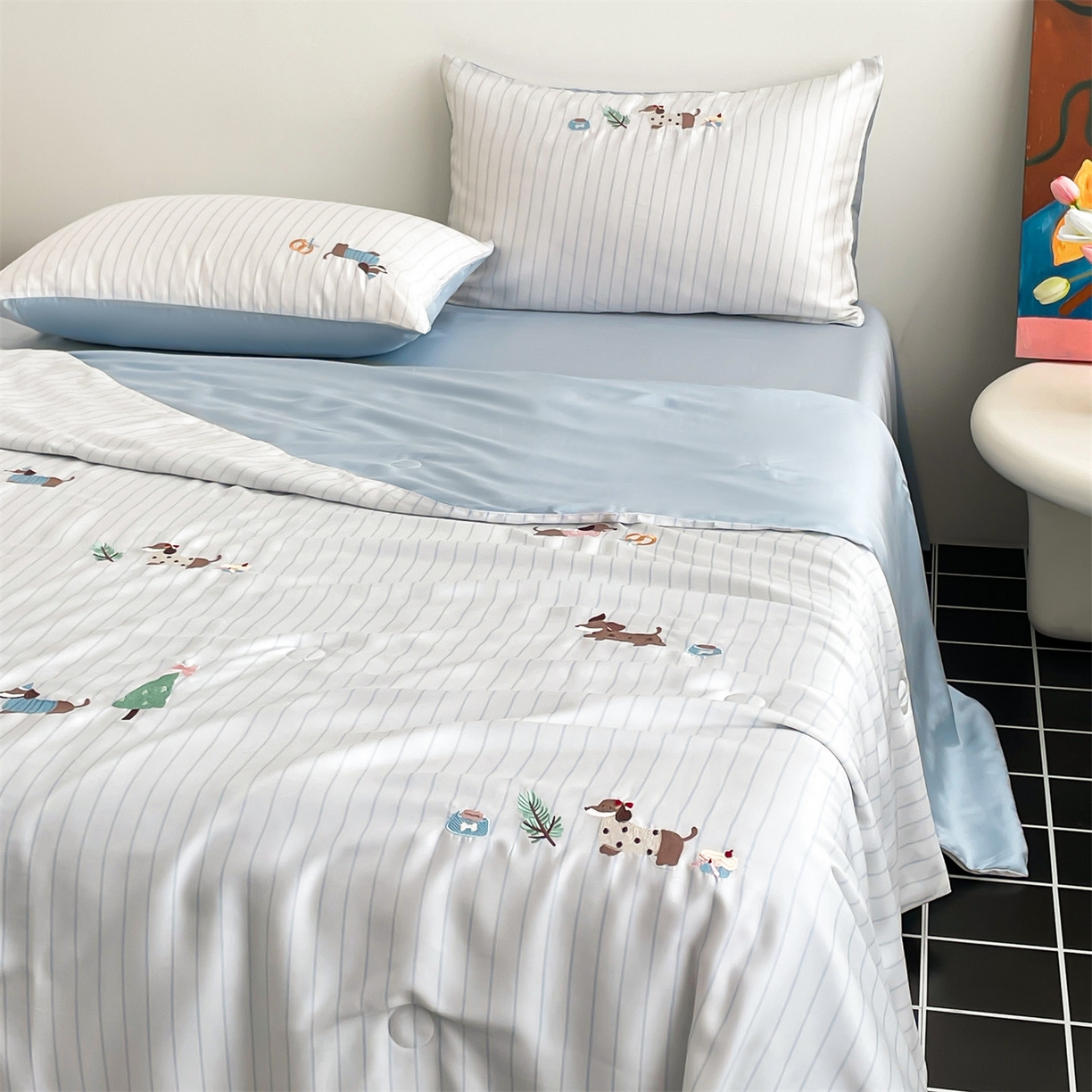 91家纺网 家纺一手货源 找家纺 蓝米卡夫 2026夏季新款60S兰精天丝刺绣夏被夏凉被空调被四件套-达克斯腊肠犬 腊肠犬-蓝