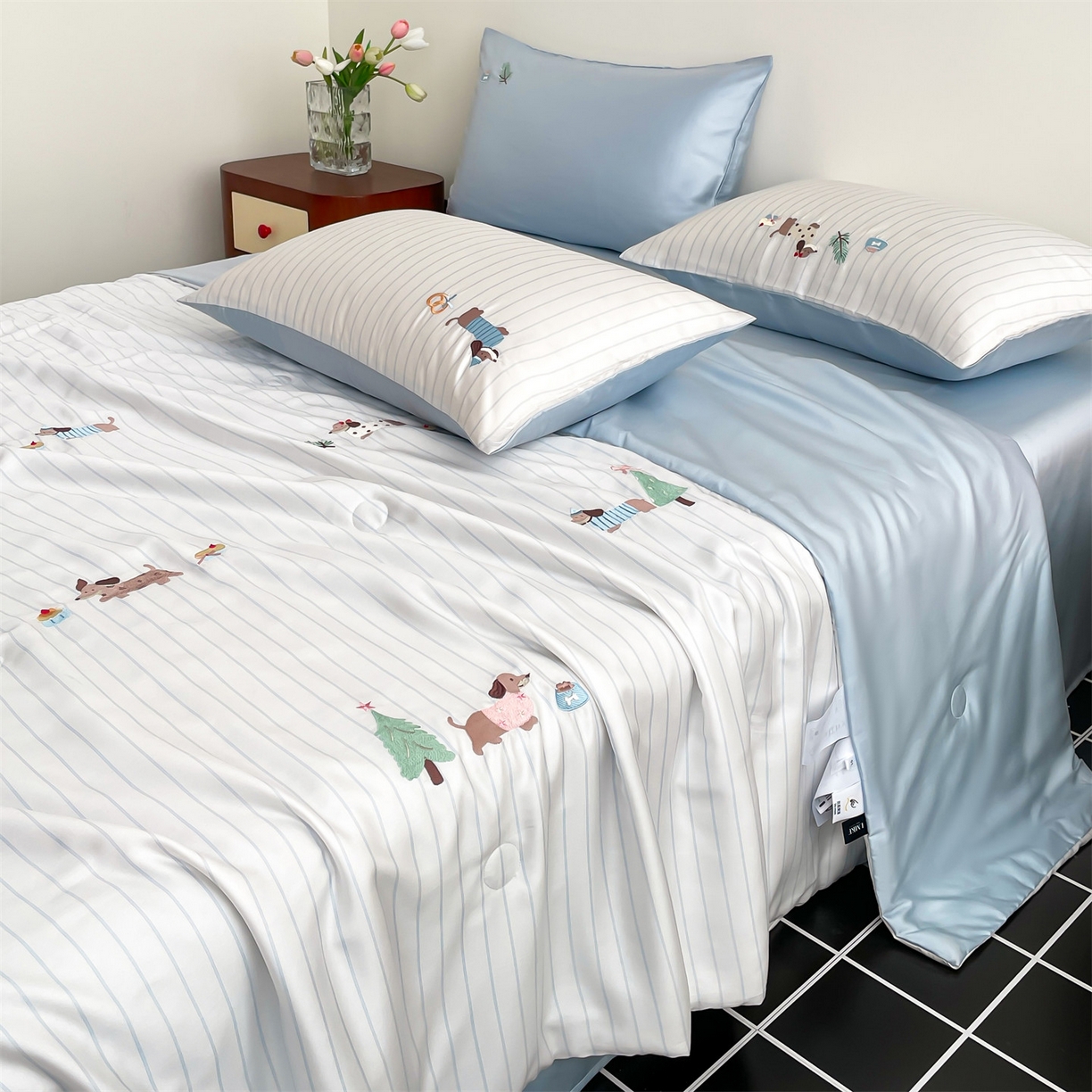 91家纺网 家纺一手货源 找家纺 蓝米卡夫 2026夏季新款60S兰精天丝刺绣夏被夏凉被空调被四件套-达克斯腊肠犬 腊肠犬-蓝