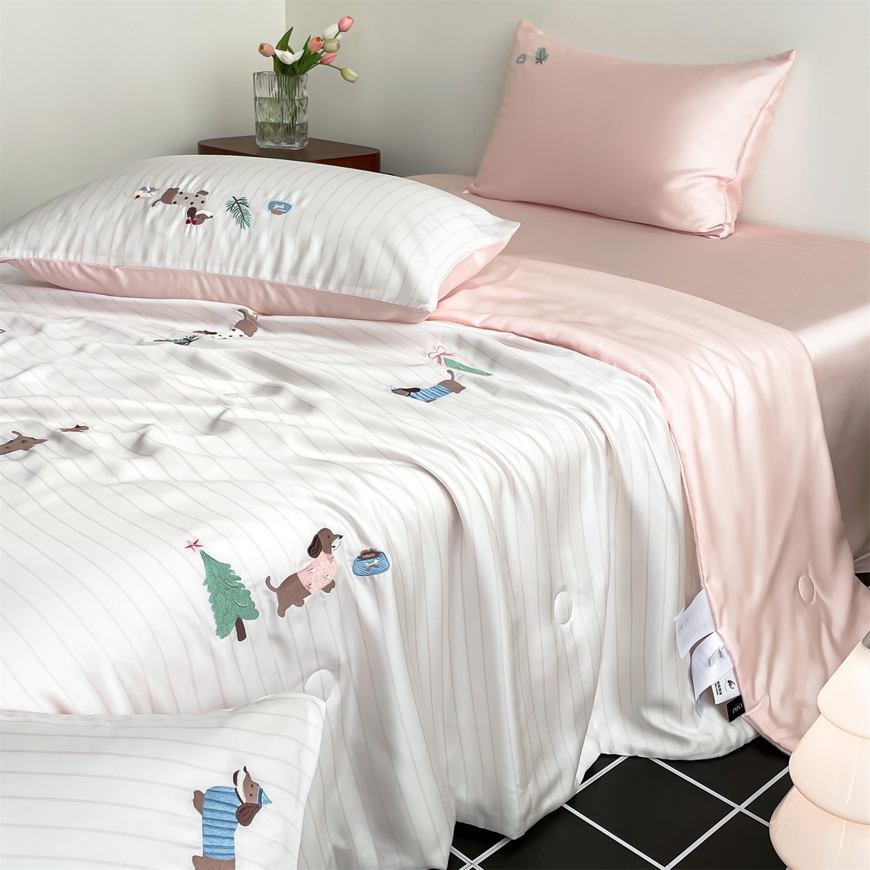 91家纺网 家纺一手货源 找家纺 （总）蓝米卡夫 2026夏季新款60S兰精天丝刺绣夏被夏凉被空调被四件套-达克斯腊肠犬