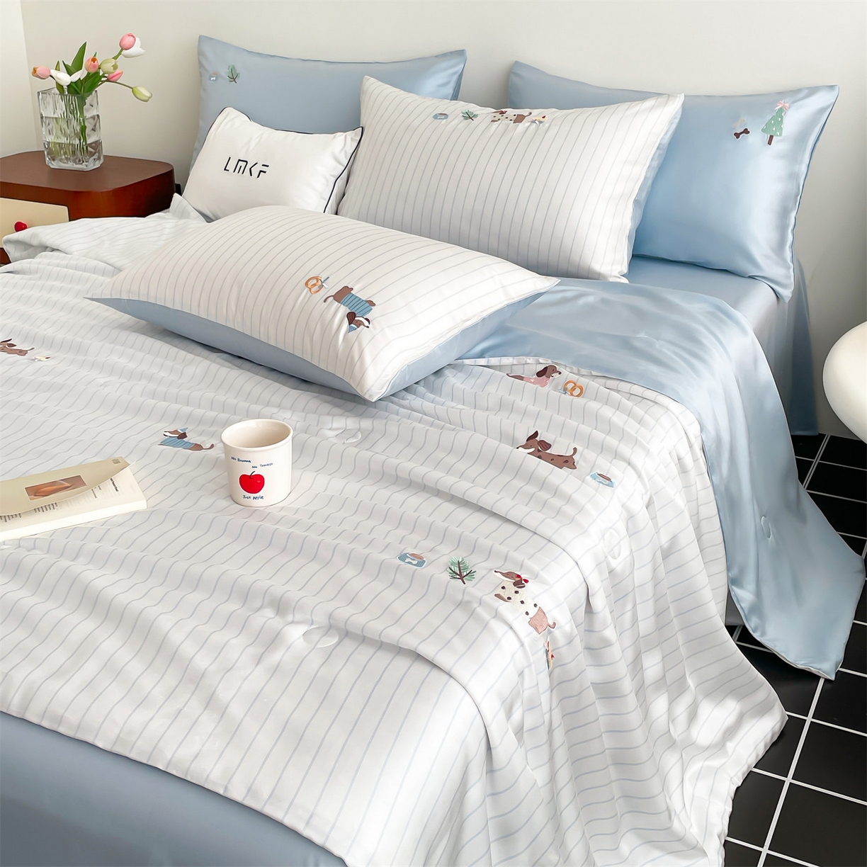 91家纺网 家纺一手货源 找家纺 蓝米卡夫 2026夏季新款60S兰精天丝刺绣夏被夏凉被空调被四件套-达克斯腊肠犬 腊肠犬-蓝