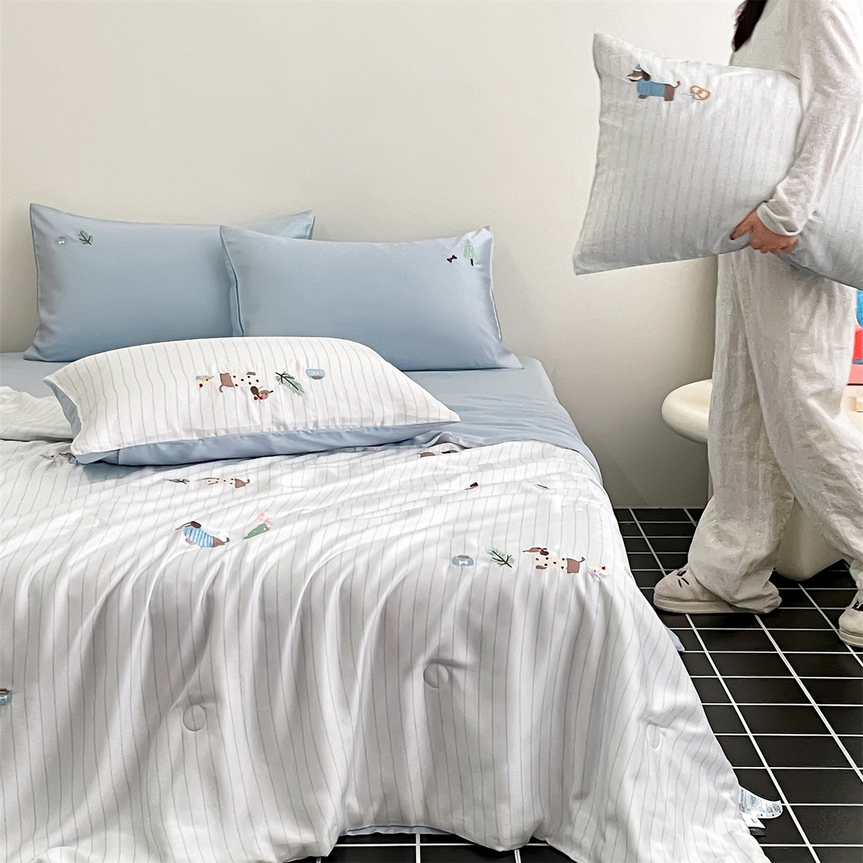 91家纺网 家纺一手货源 找家纺 蓝米卡夫 2026夏季新款60S兰精天丝刺绣夏被夏凉被空调被四件套-达克斯腊肠犬 腊肠犬-蓝