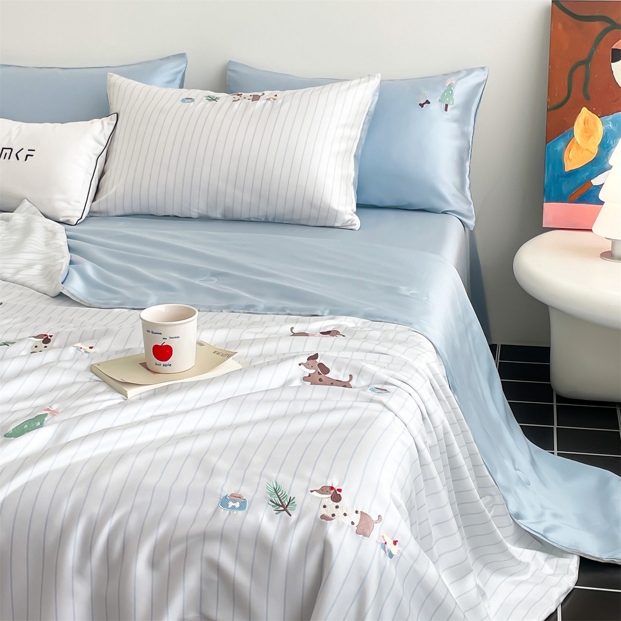 91家纺网 家纺一手货源 找家纺 蓝米卡夫 2026夏季新款60S兰精天丝刺绣夏被夏凉被空调被四件套-达克斯腊肠犬 腊肠犬-蓝