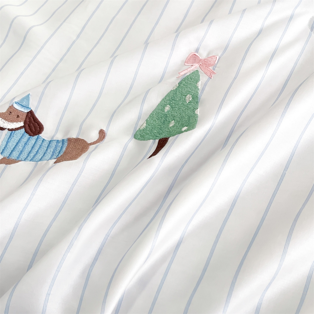 91家纺网 家纺一手货源 找家纺 蓝米卡夫 2026夏季新款60S兰精天丝刺绣夏被夏凉被空调被四件套-达克斯腊肠犬 腊肠犬-蓝