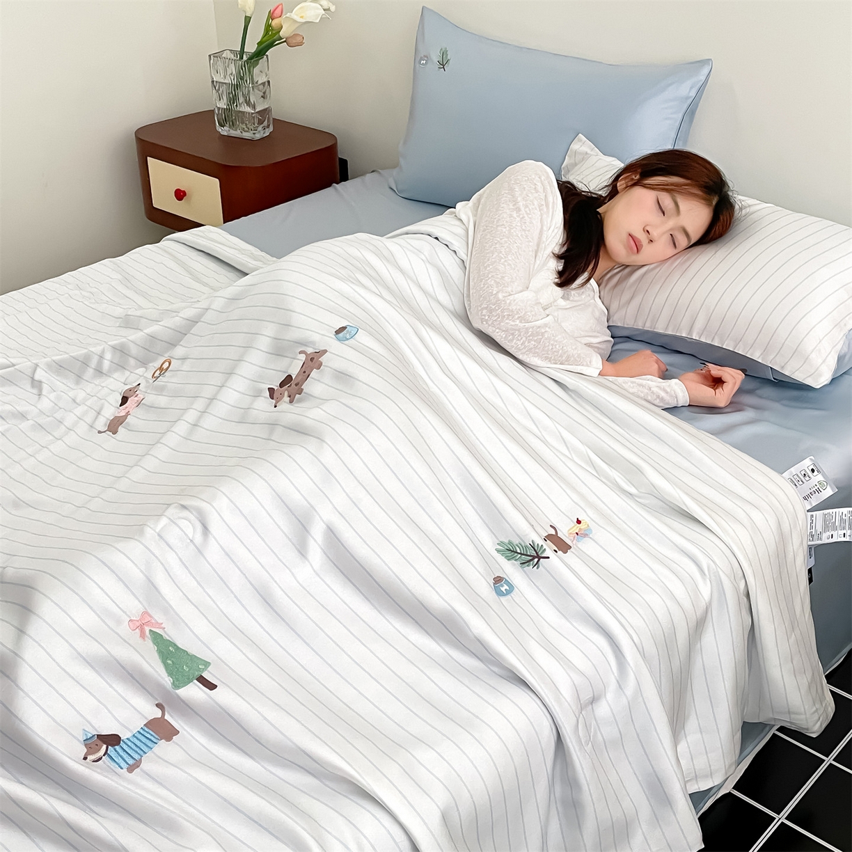 91家纺网 家纺一手货源 找家纺 蓝米卡夫 2026夏季新款60S兰精天丝刺绣夏被夏凉被空调被四件套-达克斯腊肠犬 腊肠犬-蓝