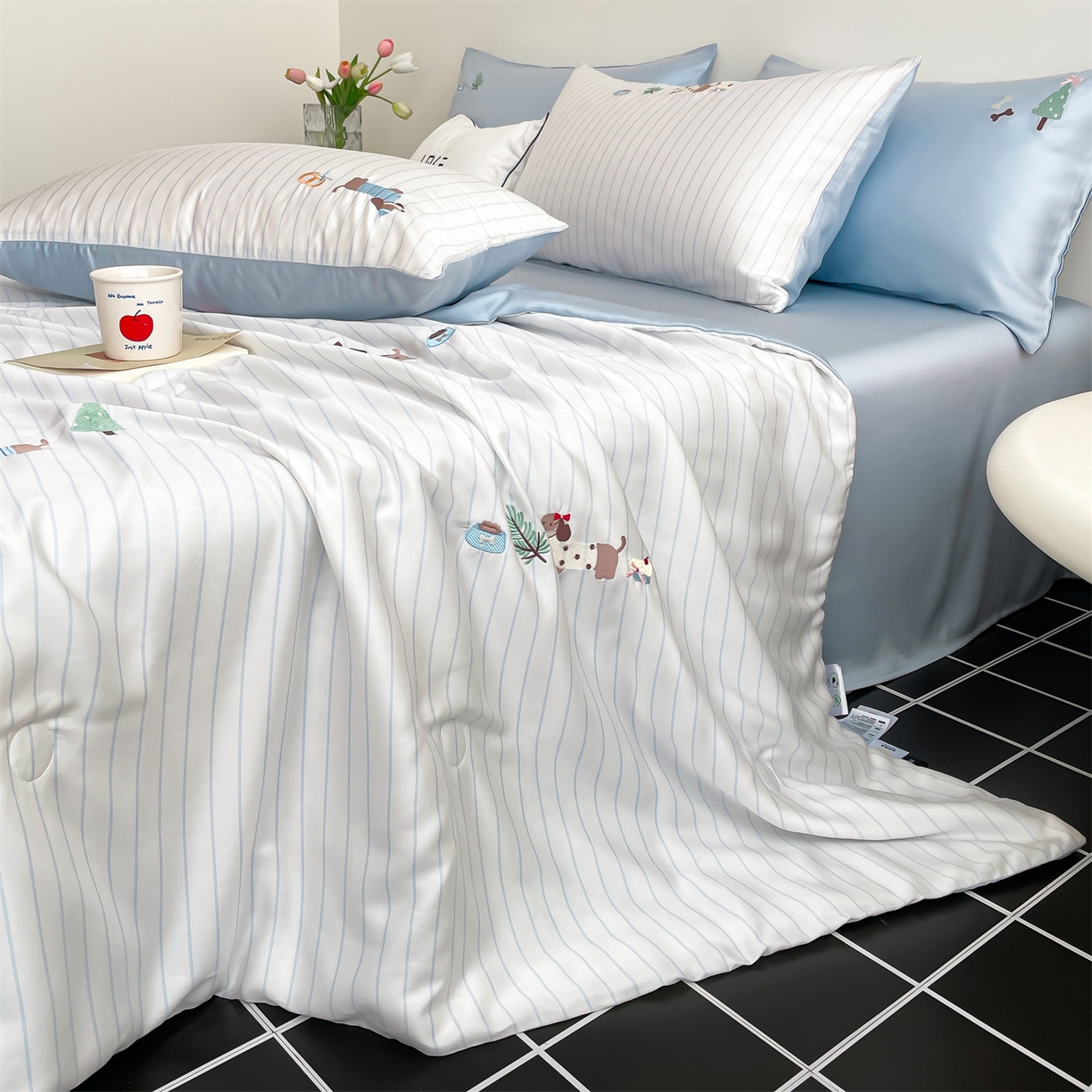 91家纺网 家纺一手货源 找家纺 蓝米卡夫 2026夏季新款60S兰精天丝刺绣夏被夏凉被空调被四件套-达克斯腊肠犬 腊肠犬-蓝