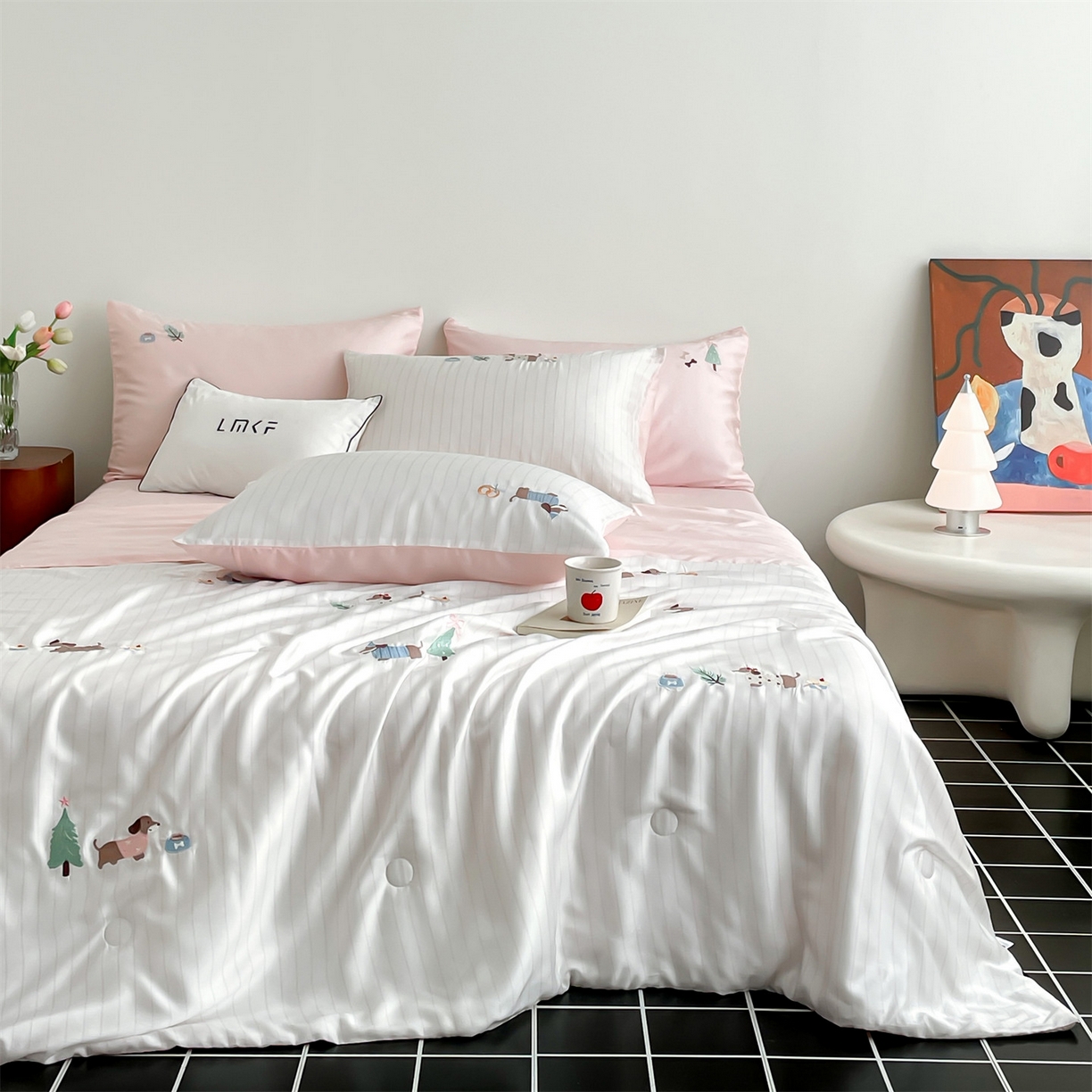 91家纺网 家纺一手货源 找家纺 蓝米卡夫 2026夏季新款60S兰精天丝刺绣夏被夏凉被空调被四件套-达克斯腊肠犬 腊肠犬-粉