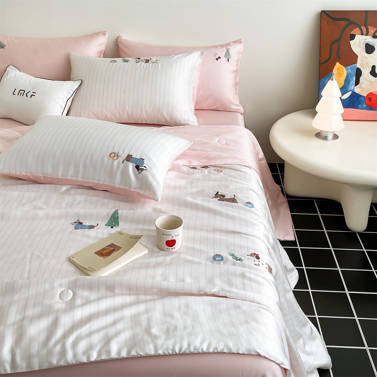 91家纺网 家纺一手货源 找家纺 蓝米卡夫 2026夏季新款60S兰精天丝刺绣夏被夏凉被空调被四件套-达克斯腊肠犬 腊肠犬-粉