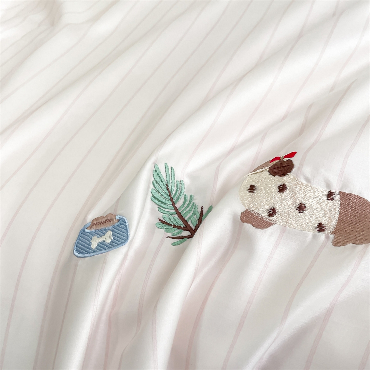 91家纺网 家纺一手货源 找家纺 蓝米卡夫 2026夏季新款60S兰精天丝刺绣夏被夏凉被空调被四件套-达克斯腊肠犬 腊肠犬-粉