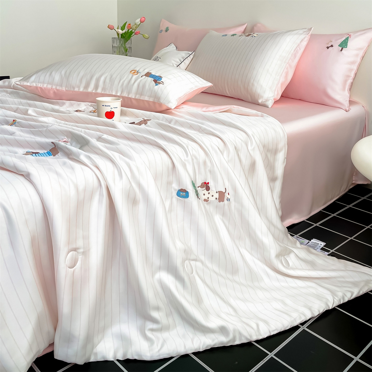 91家纺网 家纺一手货源 找家纺 蓝米卡夫 2026夏季新款60S兰精天丝刺绣夏被夏凉被空调被四件套-达克斯腊肠犬 腊肠犬-粉