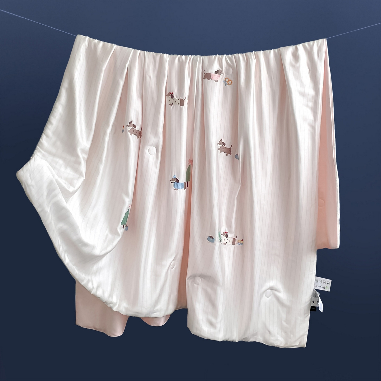 91家纺网 家纺一手货源 找家纺 蓝米卡夫 2026夏季新款60S兰精天丝刺绣夏被夏凉被空调被四件套-达克斯腊肠犬 腊肠犬-粉