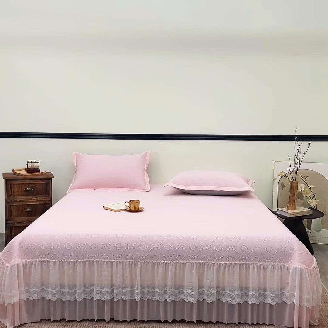 91家纺网 家纺一手货源 找家纺 瑞禾家纺 2026新款A类凉感豆豆床裙款凉席三件套-系列二 柔粉鎏纹