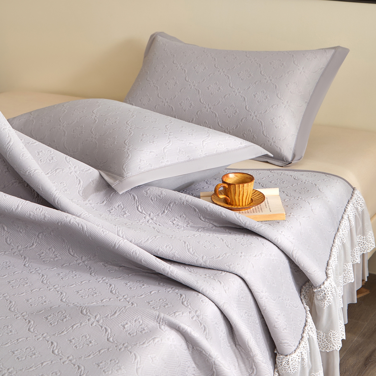 91家纺网 家纺一手货源 找家纺 瑞禾家纺 2026新款A类凉感豆豆床裙款凉席三件套-系列二 雾灰鎏纹