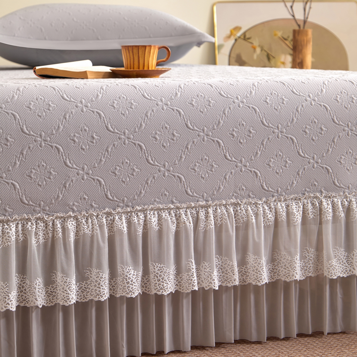 91家纺网 家纺一手货源 找家纺 瑞禾家纺 2026新款A类凉感豆豆床裙款凉席三件套-系列二 雾灰鎏纹