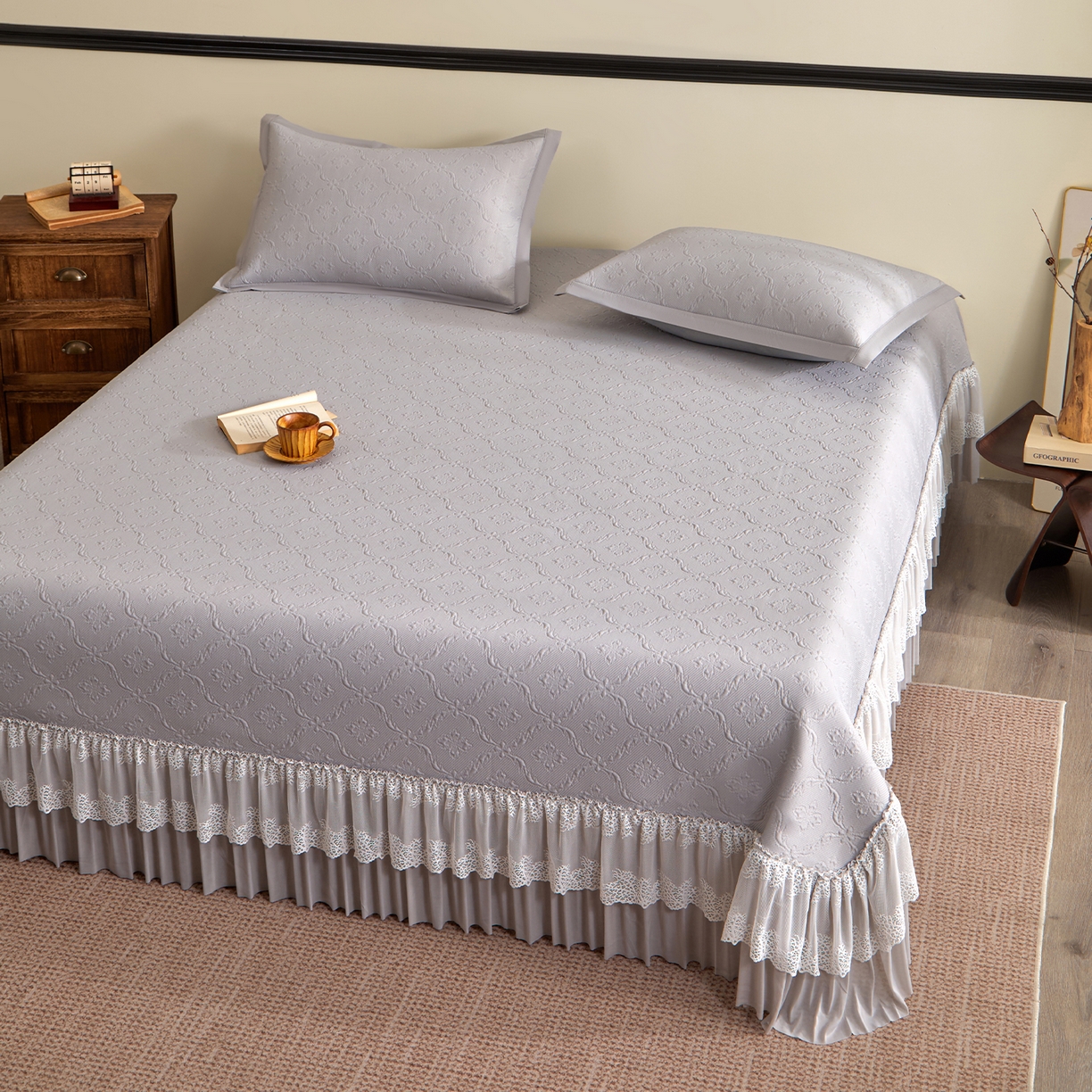 91家纺网 家纺一手货源 找家纺 瑞禾家纺 2026新款A类凉感豆豆床裙款凉席三件套-系列二 雾灰鎏纹