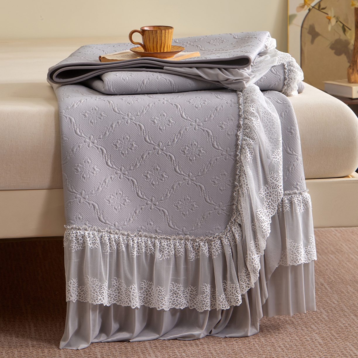 91家纺网 家纺一手货源 找家纺 瑞禾家纺 2026新款A类凉感豆豆床裙款凉席三件套-系列二 雾灰鎏纹