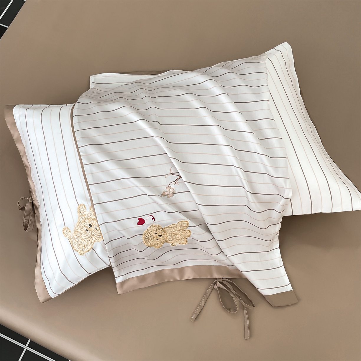 91家纺网 家纺一手货源 找家纺 蓝米卡夫 2026夏季新款60S兰精天丝刺绣夏被夏凉被空调被四件套-幸运汪 幸运汪-咖