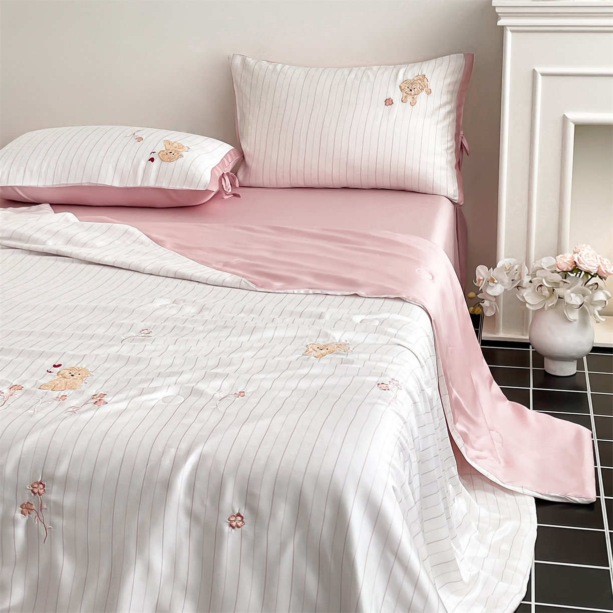 91家纺网 家纺一手货源 找家纺 蓝米卡夫 2026夏季新款60S兰精天丝刺绣夏被夏凉被空调被四件套-幸运汪 幸运汪-粉