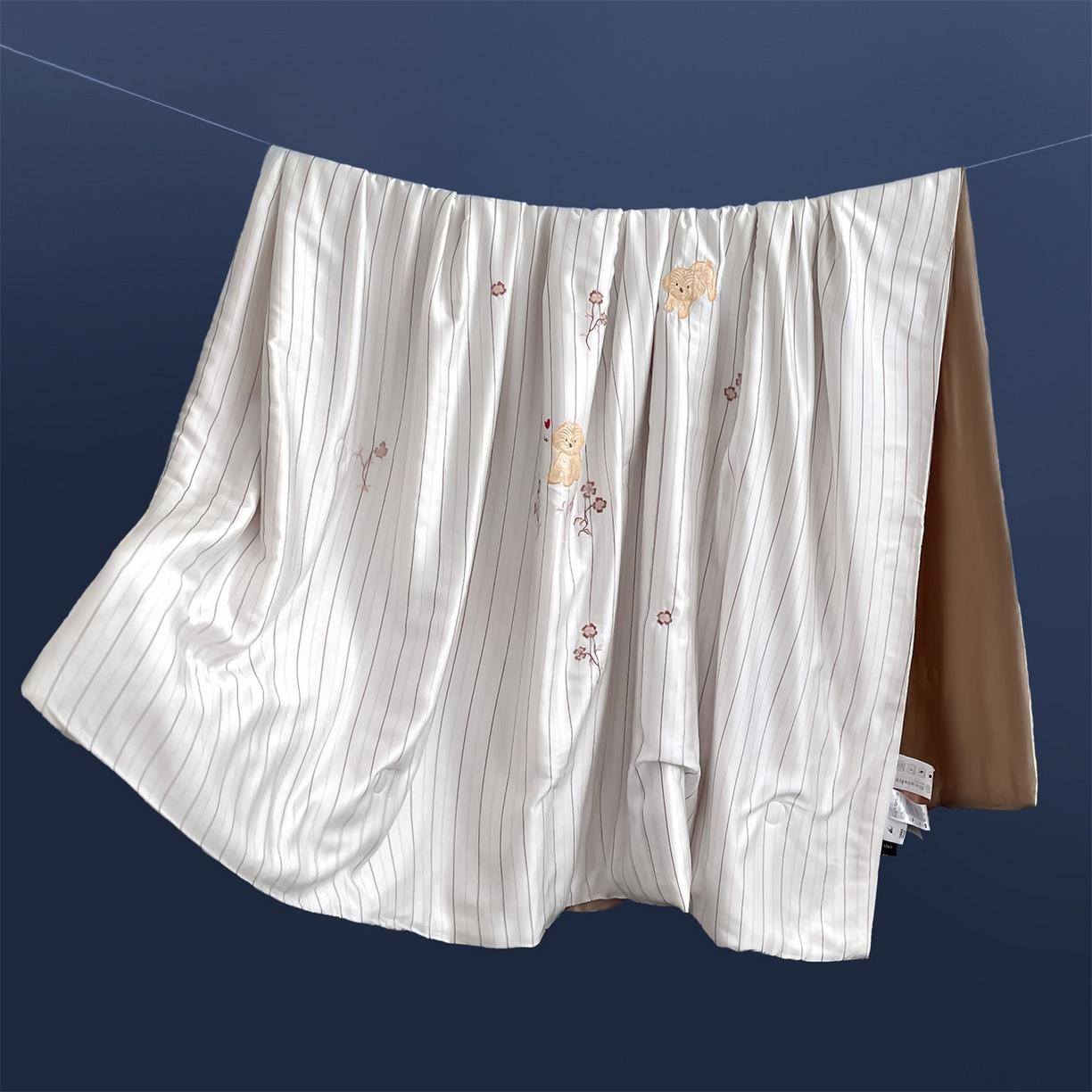 91家纺网 家纺一手货源 找家纺 蓝米卡夫 2026夏季新款60S兰精天丝刺绣夏被夏凉被空调被四件套-幸运汪 幸运汪-咖